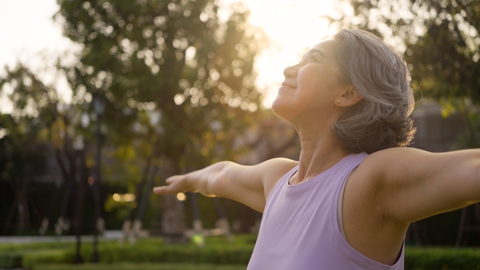 Mujer en naturaleza, wellness y salud