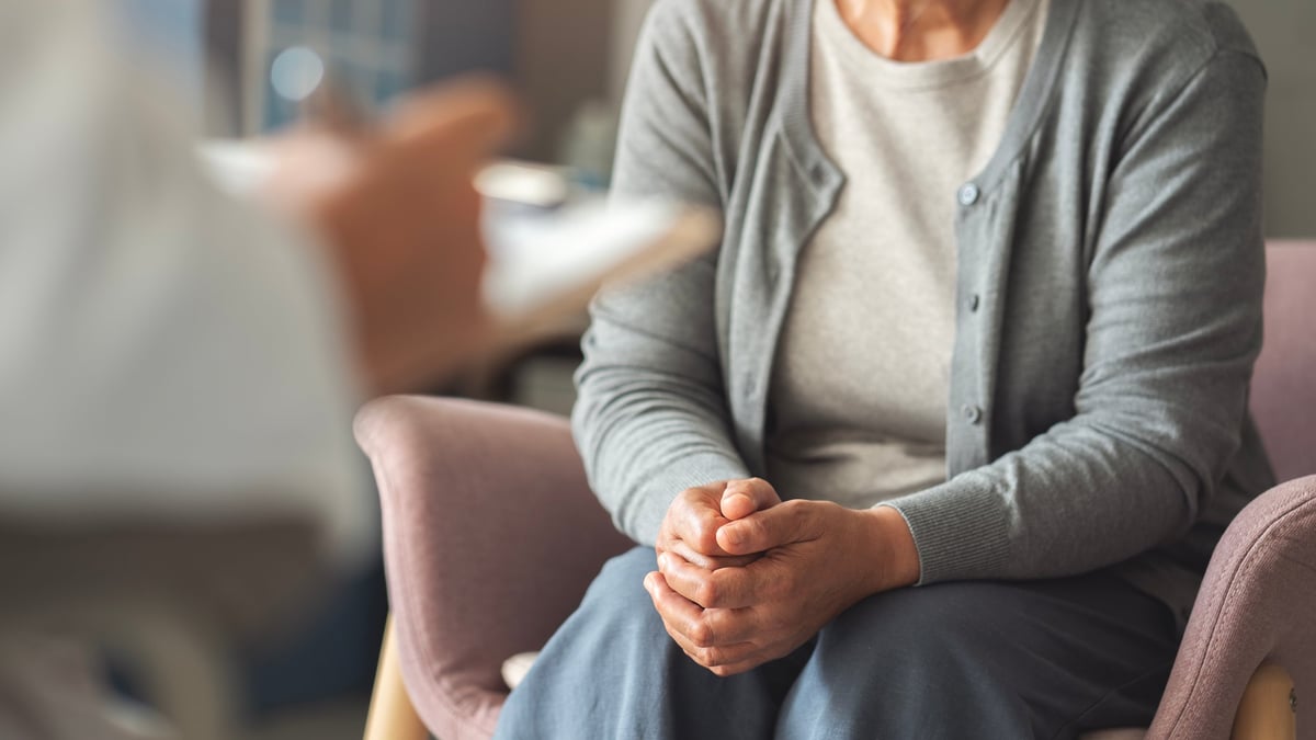 Mujer tranquila representando bienestar y equilibrio hormonal
